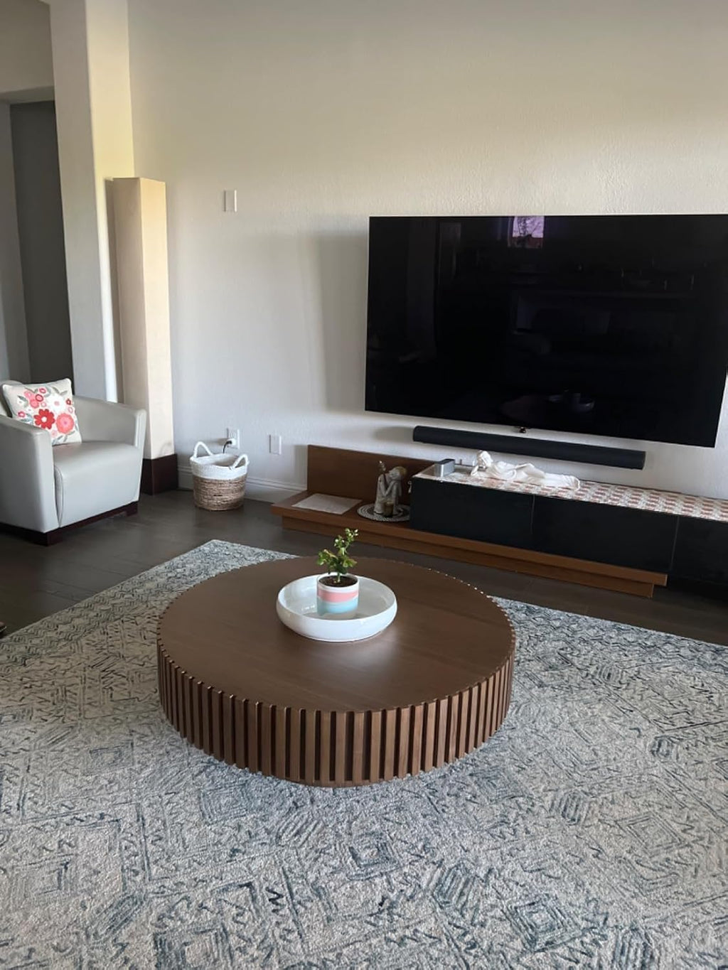 31.5' Round Coffee Table for Living Room, Modern Wooden Coffee Table Circle Center Table with Solid Wood Veneered, Easy Assembly, Walnut
