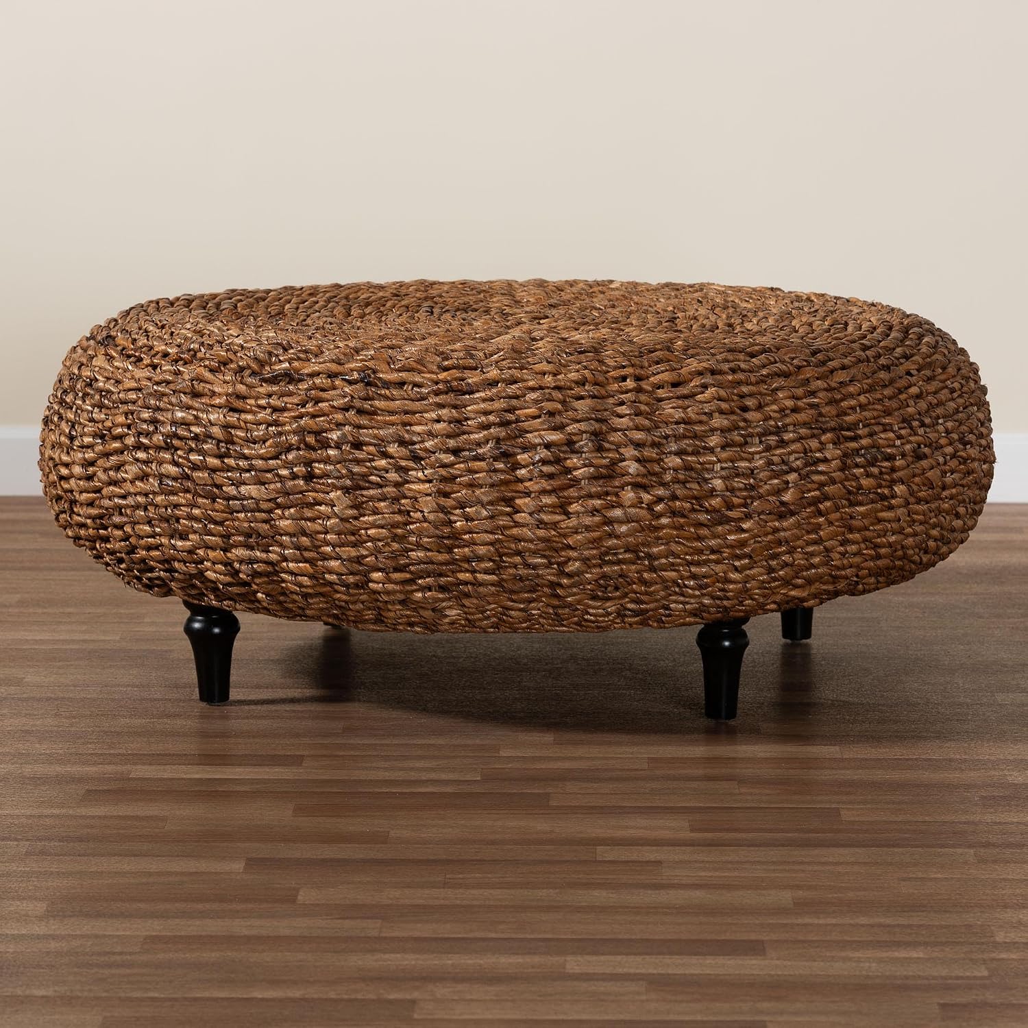 bali & pari Riau Handwoven Seagrass Coffee Table with Wooden Legs – Natural Wicker Round Living Room Table for Living Room or Bedroom Décor