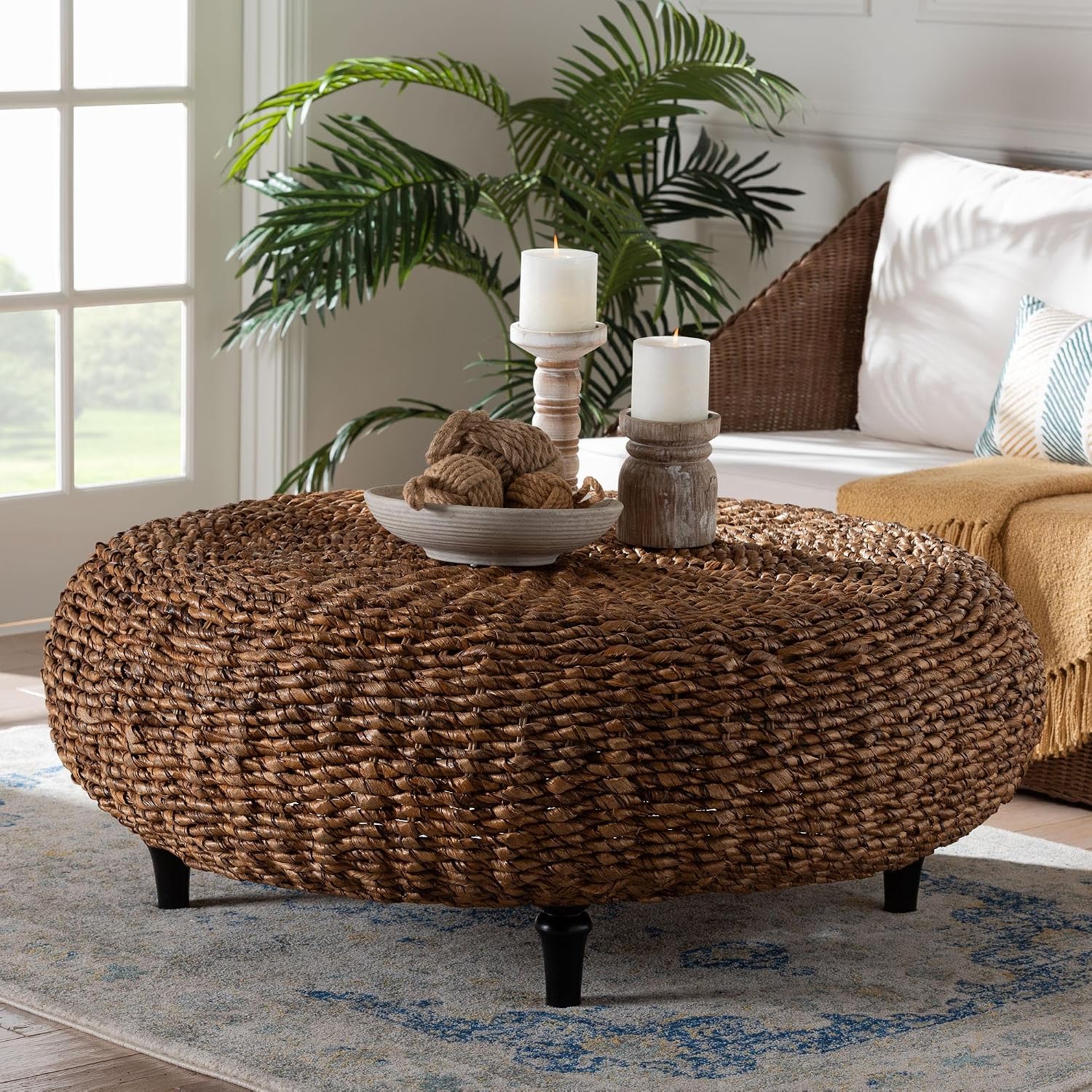 bali & pari Riau Handwoven Seagrass Coffee Table with Wooden Legs – Natural Wicker Round Living Room Table for Living Room or Bedroom Décor